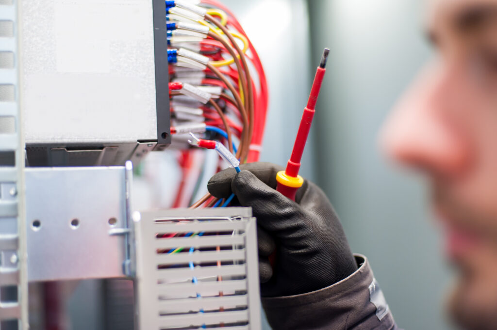 Image représentant une formation à l'Habilitation Électrique conforme à la norme NFC 18-510 et à l'amendement A2, destinée aux électriciens et non-électriciens pour travailler en toute sécurité en basse tension