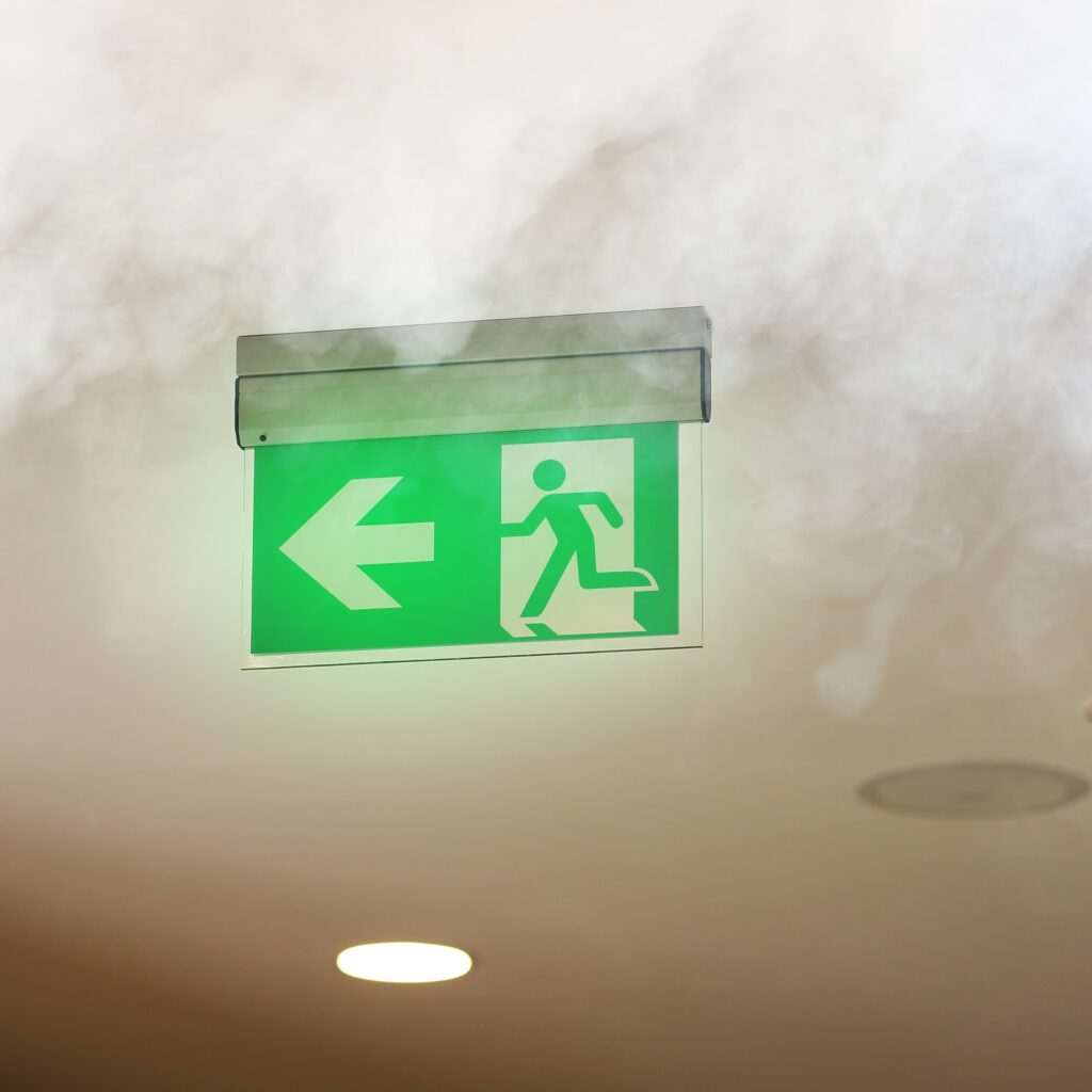 Image représentant une formation complète sur l'évacuation incendie, incluant le guide-file, le serre-file et le responsable d'évacuation, pour assurer la sécurité en cas d'urgence incendie.