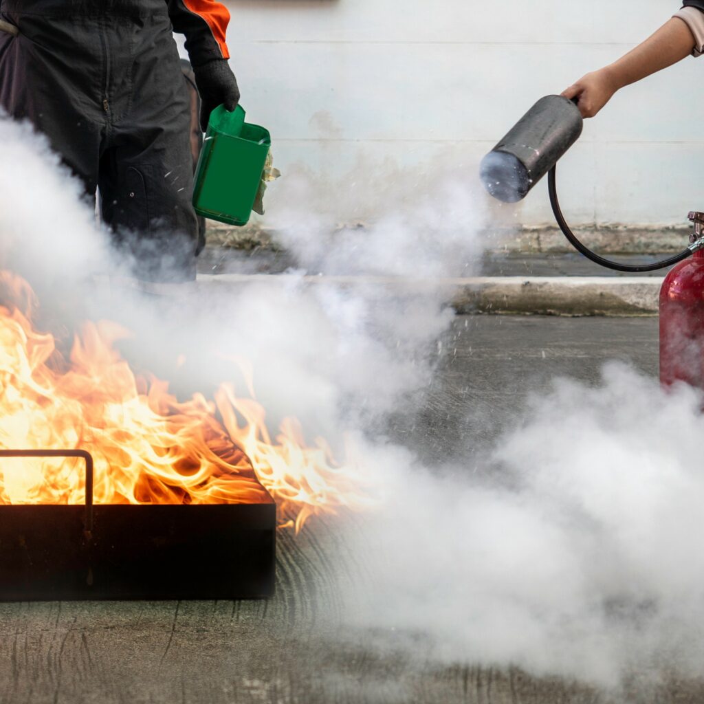Image représentant une formation complète sur la lutte contre l'incendie, comprenant l'Equipier de Première Intervention EPI et de Seconde Intervention ESI, ainsi que la manipulation d'extincteur et RIA. Protégez votre entreprise contre les incendies grâce à nos cours spécialisés.