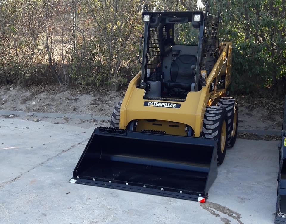 Image représentant une formation spécialisée sur les engins de chantier R482, incluant pelleteuses, mini pelles, bulldozers, tombereaux et pelles à chenilles. Obtenez les compétences nécessaires pour une conduite sécurisée et efficace. Réservez dès maintenant pour perfectionner votre expertise en conduite d'engins de chantier.